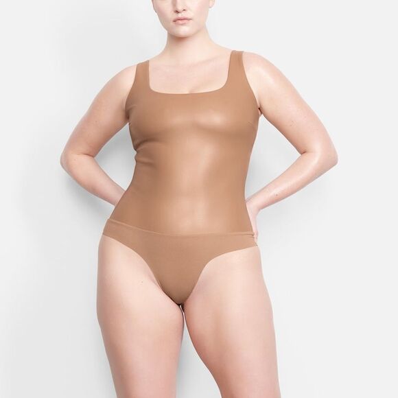 SKIMS FAUX LEATHER SCOOP BODYSUIT / SIENNA - Picture 2 of 5